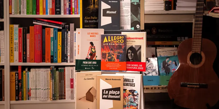 Un centenar de personalitats trien llibre: Gemma Ruiz, Josep Vallverdú, Maggie O'Farrell i Víctor Català, els favorits