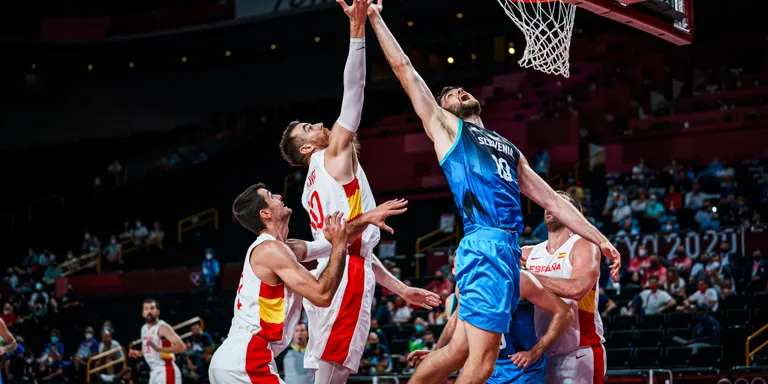 Espanya perd amb l'Eslovènia de Doncic (87-95) i es complica el creuament de quarts