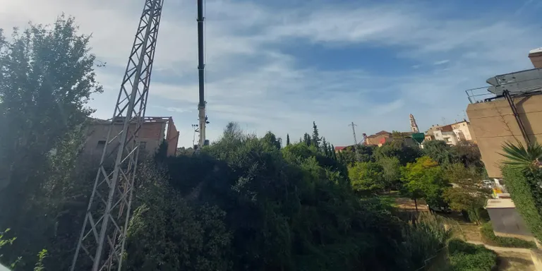 Valls retira set torres elèctriques d’un tram del torrent del Catllar