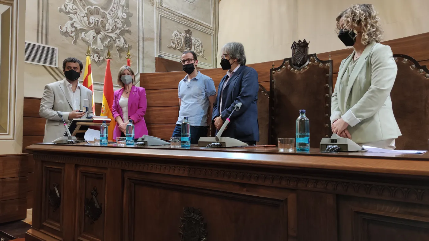 Inicien una recollida de signatures en contra la moció de censura