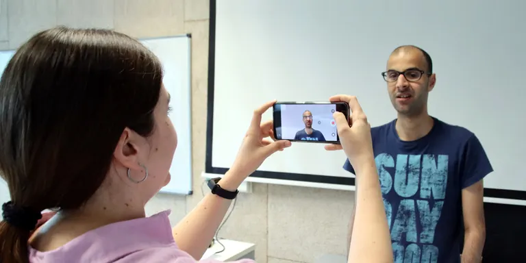 Una quinzena de vídeos expliquen la tecnologia a persones amb discapacitat intel·lectual per fer-les més autònomes