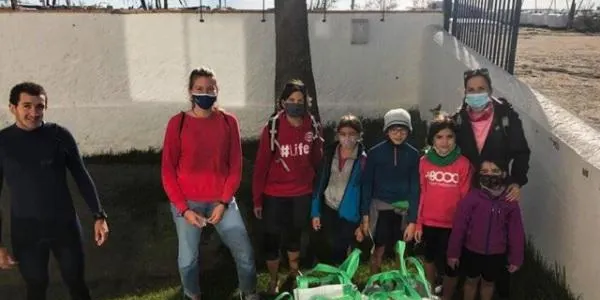 Una desena de persones participen en la recollida de residus a la platja de la mà del CM Altafulla