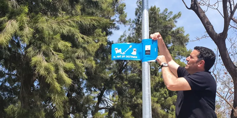 L'Ajuntament de Pineda inicia la campanya 'El pipí em destrueix' que demana protegir els fanals dels orins dels gossos