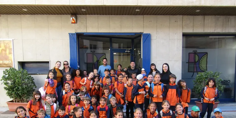 Una cinquantena d’alumnes de l’Escola Guillem Fortuny fan un taller a Ràdio Cambrils