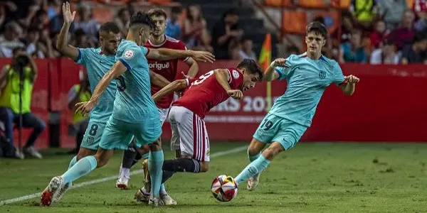 El Nàstic rep el Sabadell amb la missió de mantenir el lideratge