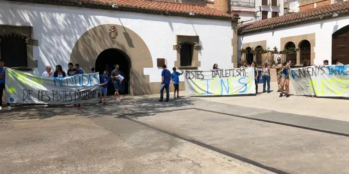 Els pares i atletes de la Penya Apa Anem-hi s’han manifestat per reclamar millores a les pistes d’atletisme