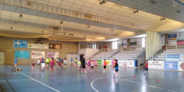 El Campus d'Handbol comença amb rècord d'inscrits i amb la visita de l'entrenador professional Toni Gerona