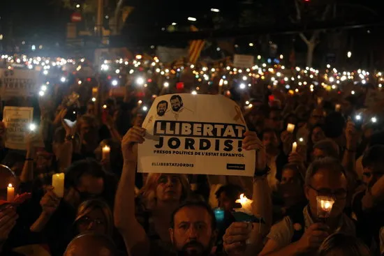 Pinedencs a la manifestació per demanar la llibertat dels líders de l'ANC i Òmnium