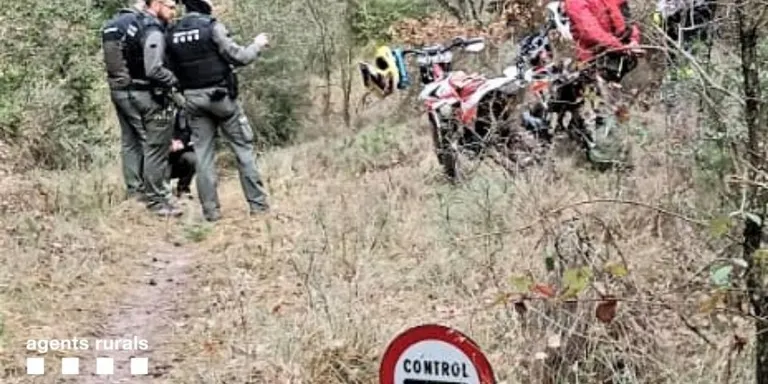 Els Agents Rurals denuncien dos motoristes per circular per un corriol a Lladurs