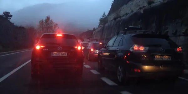 Un accident a la C-16 complica la circulació als accessos al túnel del Cadí
