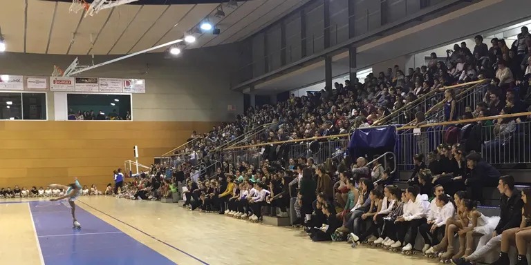 El Festival de Nadal de patinatge omple el Palau d'Esports de la Seu