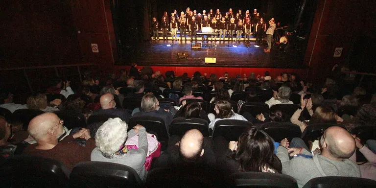 El cor ‘FildeGòspel’ recull 3.140 € per a la Fundació Aspronis al Concert Benèfic celebrat al Teatre de Blanes
