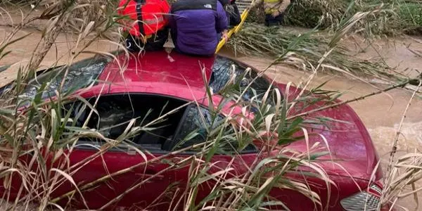 Els Bombers rescaten dues persones quan intentaven creuar amb cotxe el riu Gaià a Montferri