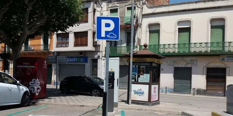 Tremp estrena un punt de recàrrega de vehicles elèctrics