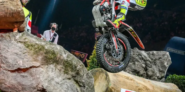 Toni Bou i Adam Raga lluitaran pel quinzè títol del Trial Indoor de Barcelona