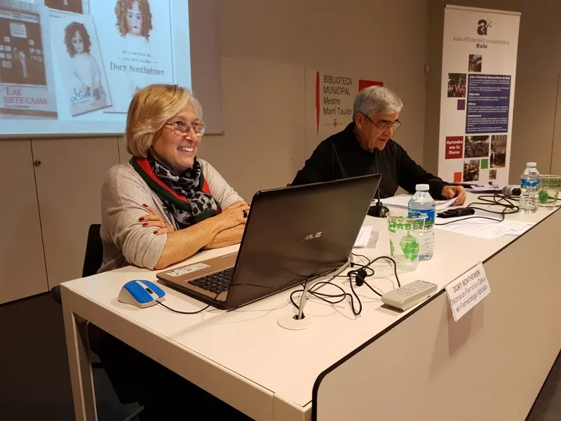 La Dory Sontheimer, durant la conferència a la biblioteca