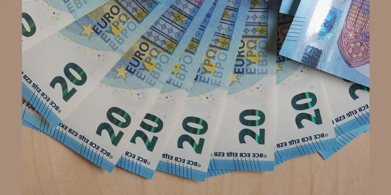 Detingut un home per intentar comprar amb bitllets falsos en una botiga de Solsona