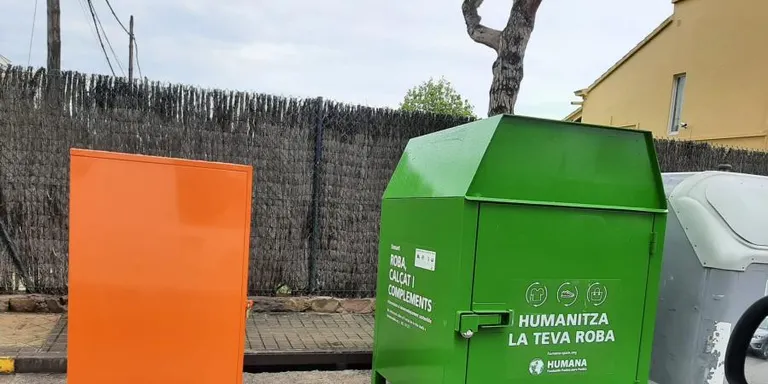 Humana instal·la tres nous contenidors de roba i calçat
