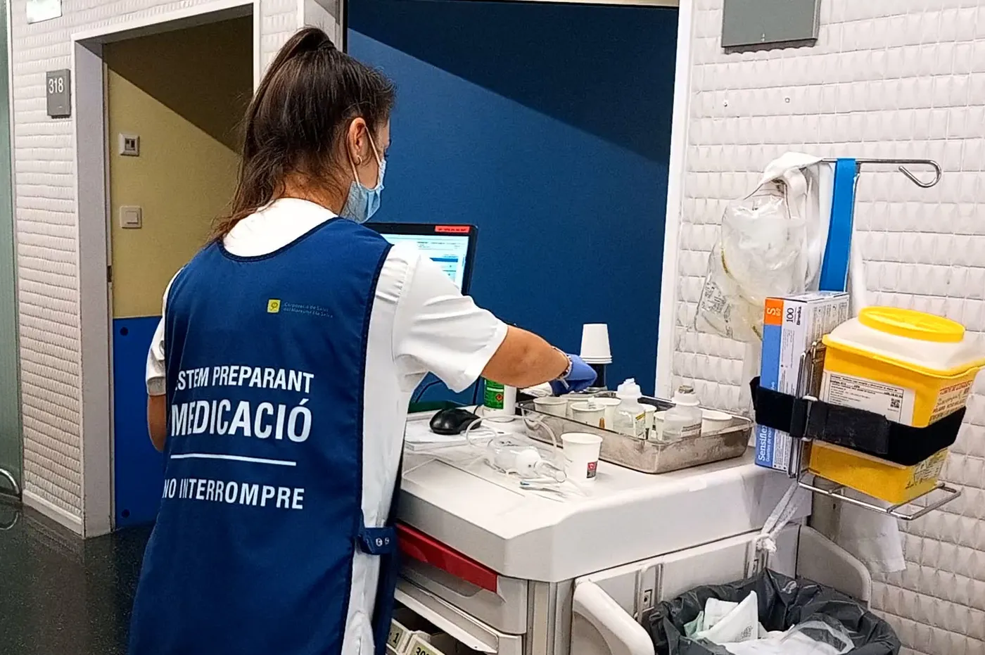Les infermeres dels hospitals de Calella i Blanes porten una armilla mentre preparen la medicació per evitar interrupcions