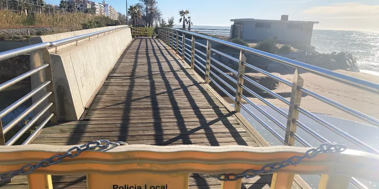 L'Ajuntament de Pineda farà en breu les obres per refer el pont de fusta del Passeig de Mar