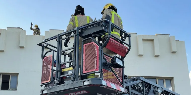 Retiren 20 metres de planxes de ferro desfermades pel vent a Blanes