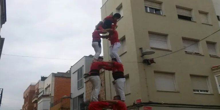 Els Castellers de Rubí descarreguen la torre de sis a Gavà