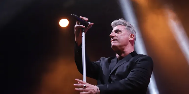 Loquillo demostra a Cambrils per què és la gran figura del rock estatal