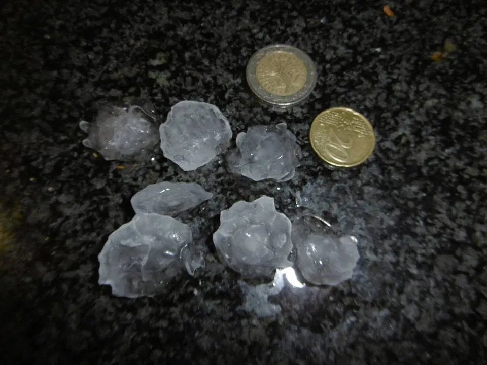 Torna la pluja a Pineda amb pedregada i llamps