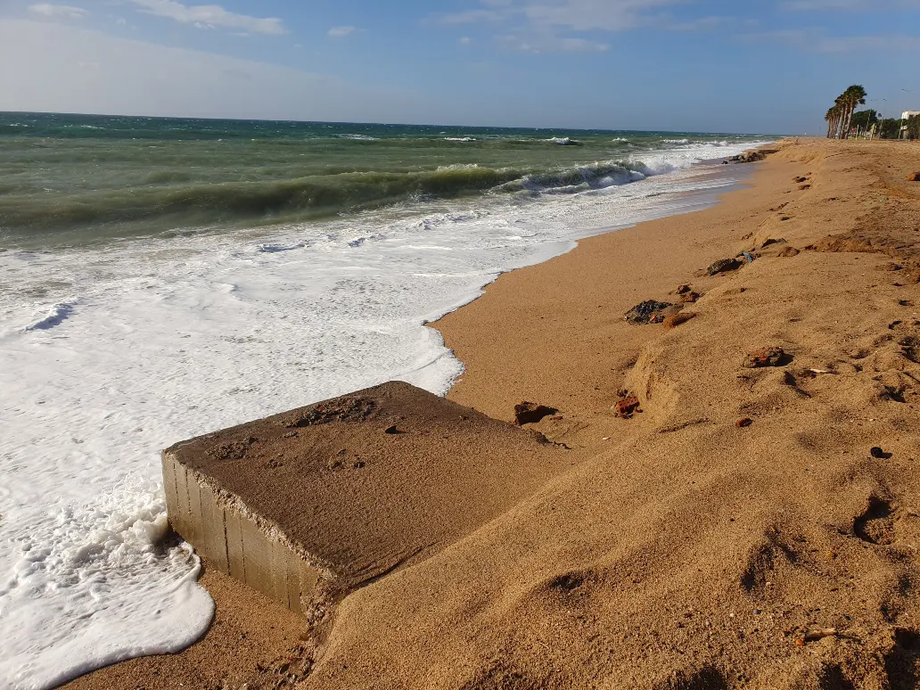 El darrer temporal de mar de ponent i garbí s'ha endut milers de tones de sorra de la platja de Pineda