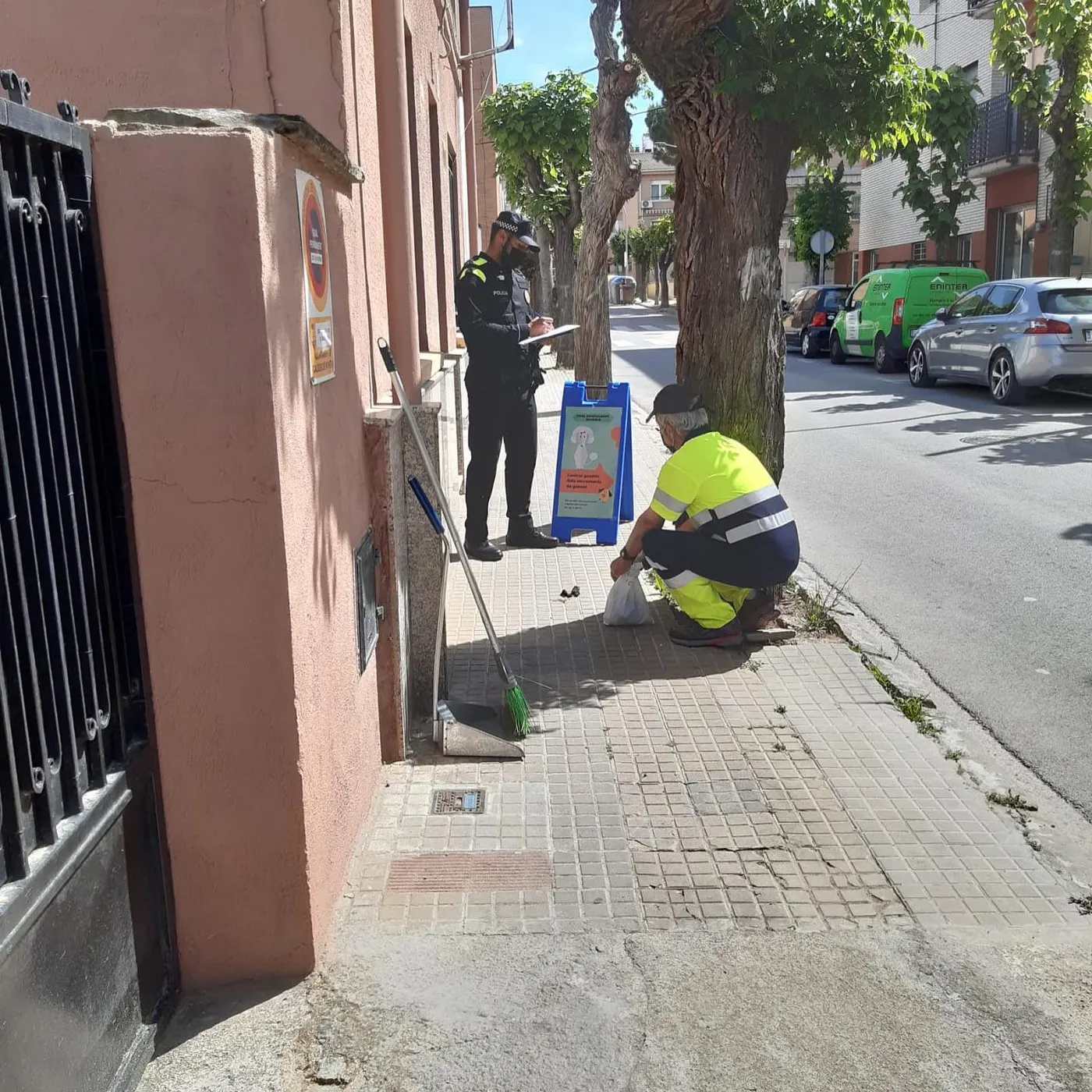 A Caldes s’han posat des del gener unes 40 denúncies a propietaris de gossos que no en recullen els excrements