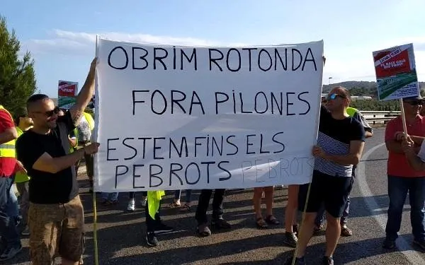 Centenars de persones diuen prou al tancament de la rotonda que connecta l’AP-7, l’N-340 i la T-214