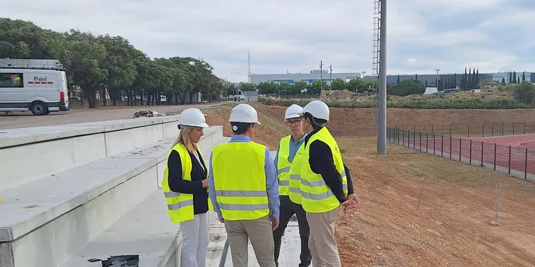 Recta final de les obres de la nova graderia de la pista d’atletisme