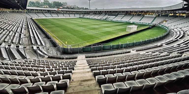 A MALATA, EN FERROL, DONDE EL FÚTBOL PIDE CARÁCTER SIN CONCESIONES. DOMINGO A LAS 12,00