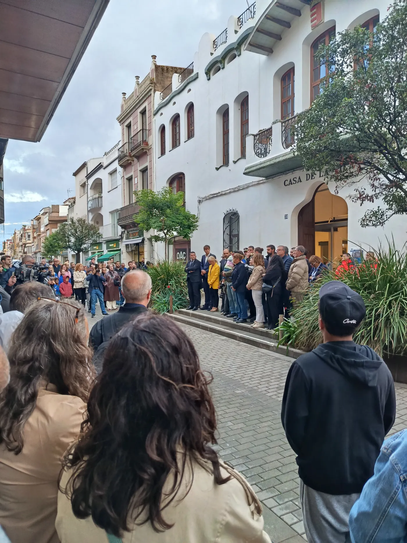 Més d'un centenar de persones participen en el minut de silenci per la mort de la veïna arrossegada per la riera