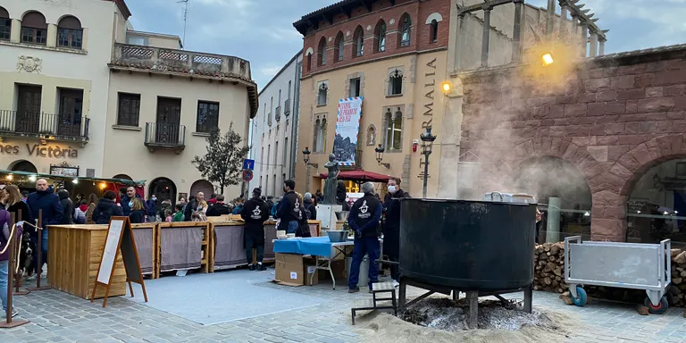 Unes 10.000 persones desafien els pronòstics de pluja i visiten el primer Mercat de l'Olla post-pandèmia