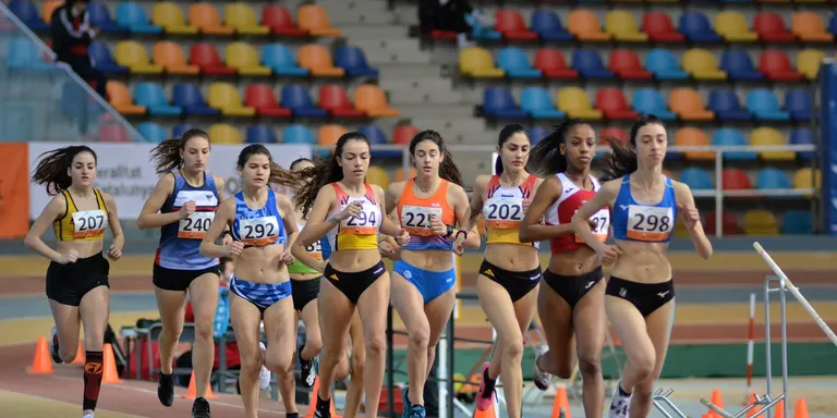 Maria Taggi es penja la medalla d’argent al Campìonat de Catalunya S-18 de pista coberta