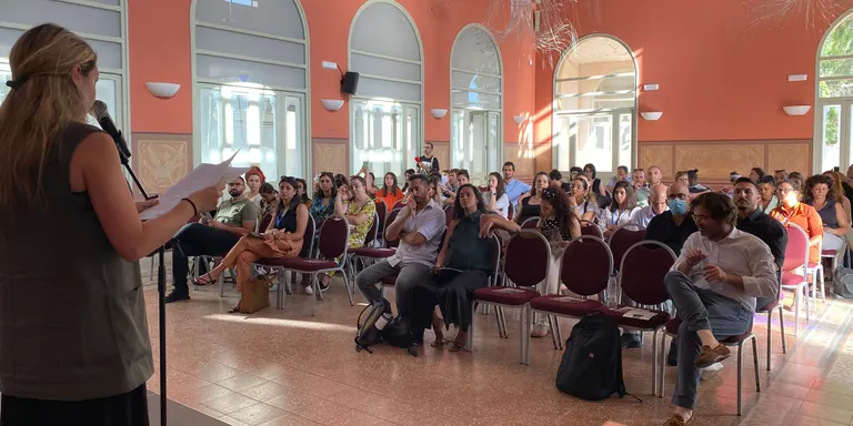 Una seixantena de joves israelians visiten Caldes per conèixer els projectes del Pla de Barris