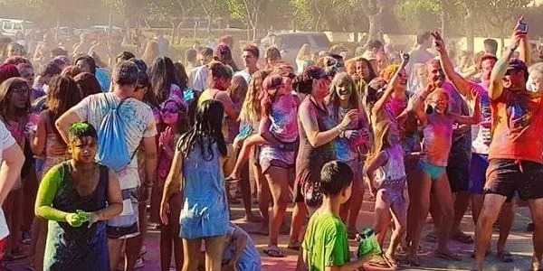Els Diables d’Altafulla omplen d’escuma i pols de colors el parc del Canal en la 4a festa Holi Colours