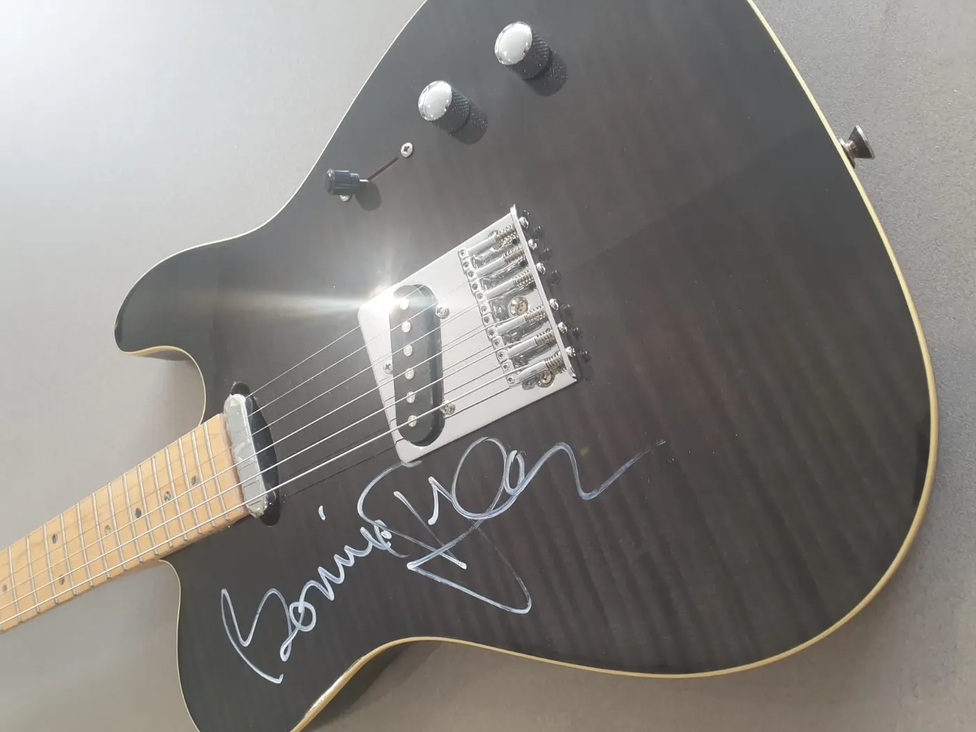 El Festival Internacional de Música de Cambrils sorteja una guitarra signada per Bonnie Tyler