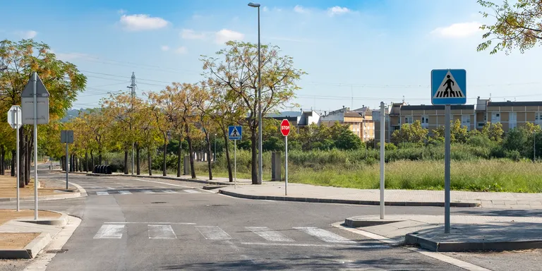 Es realitzen treballs de renovació dels reductors de velocitat i la senyalització viària a diversos carrers