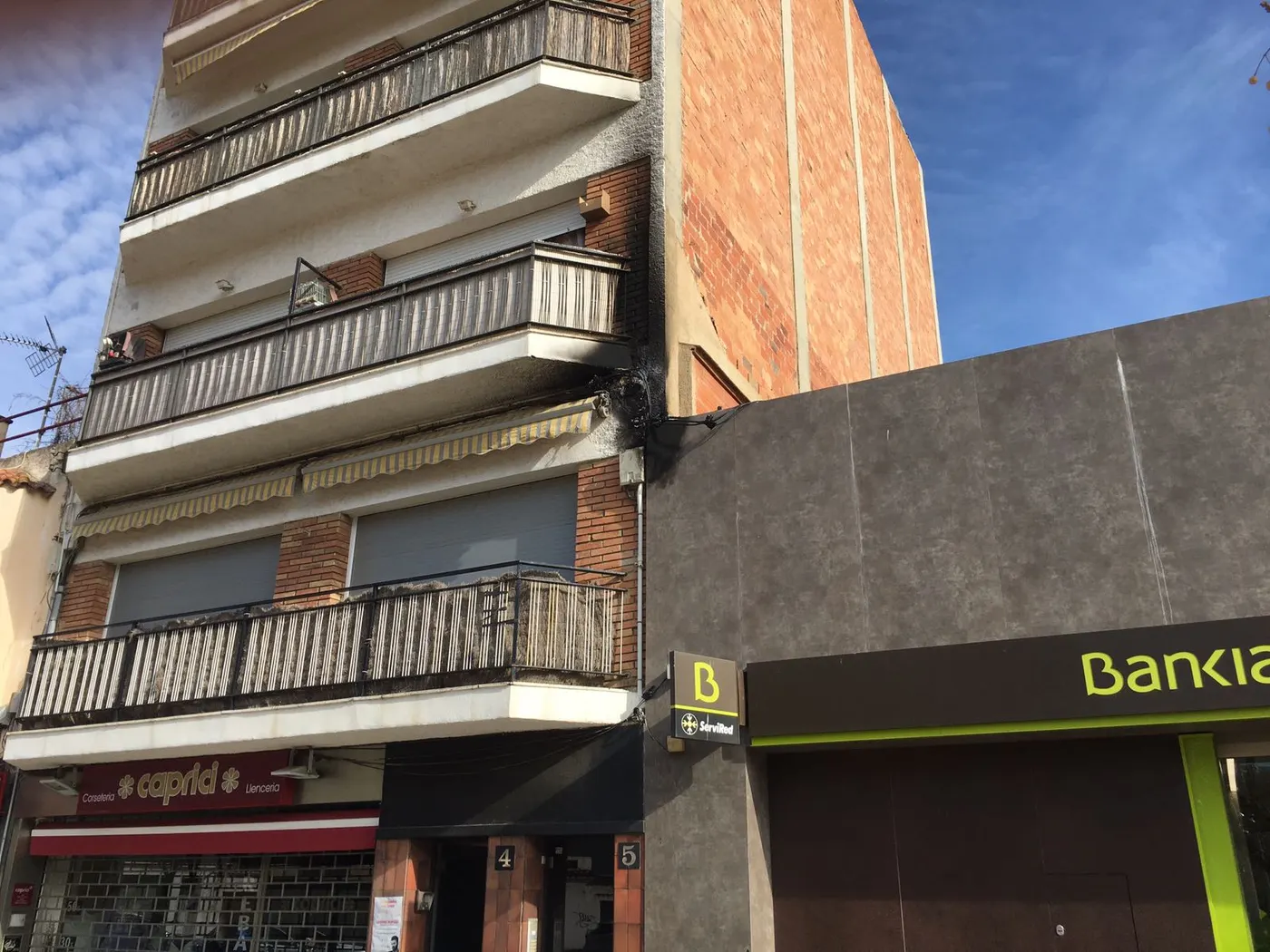 Ensurt a la plaça de les Mèlies per l'incendi a una façana
