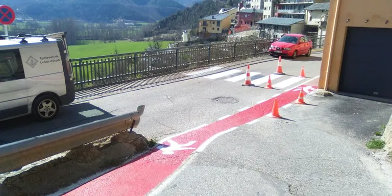 L'Ajuntament de la Seu reordena els senyals horitzontals per a vianants a Castellciutat