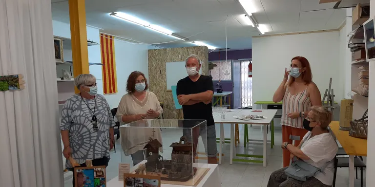 L'artesania de reciclatge, primera exposició de l'Espai Creatiu dedicada a artistes locals