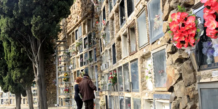 Els Mossos investiguen la profanació de 162 nínxols de Montjuïc per endur-se joies i or