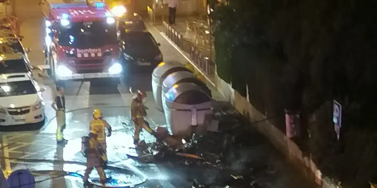 Es cremen contenidors a la plaça del Mar i els Bombers sufoquen el foc
