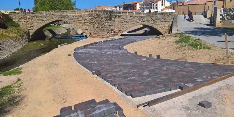 Les obres per obrir el segon ull del Pont Romànic, al seu tram final