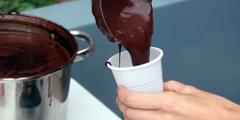 Hol·la Genís organitza la primera xocolatada per lluitar contra el càncer infantil