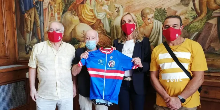Dolors Farré rep la secció ciclista del CB Valls