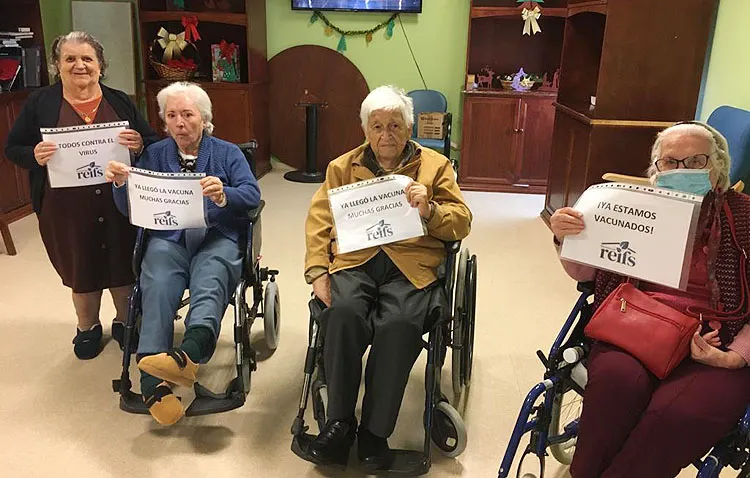 Ilusión y nervios ante la histórica jornada de vacunación en el geriátrico de Utrera