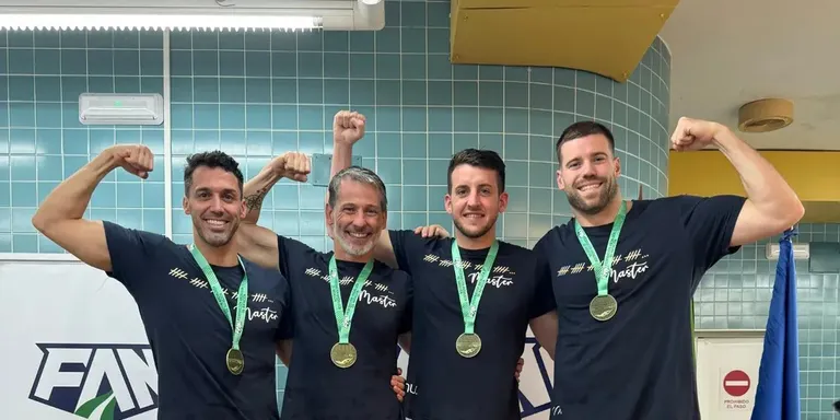 El Club Natación Utrera gana el oro y bate el récord de España en el Campeonato de Andalucía de larga distancia Máster